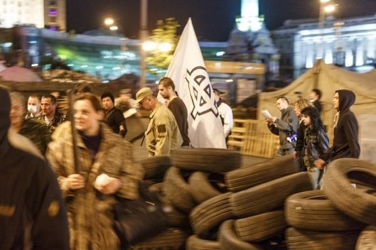 Участники факельного шествия проходят через Майдан