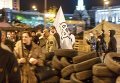 Участники факельного шествия проходят через Майдан
