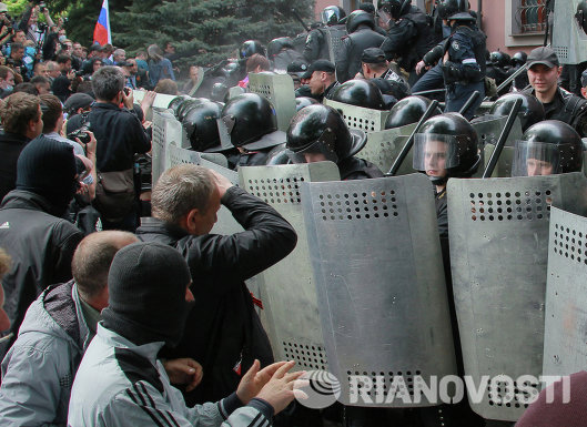 Сторонники федерализации штурмуют прокуратуру Донецкой области