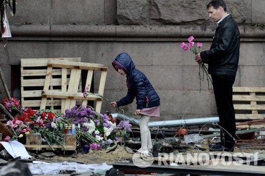 Одесситы возлагают цветы в память о погибши