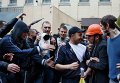 Жители встречают отпущенных из здания городской милиции задержанных