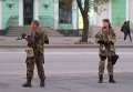 Бойцы сил самообороны сторонников федерализации в Луганске