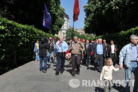 Торжественная церемония возложения цветов к памятнику Славы в Киеве