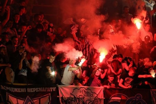 Фанаты ФК Динамо (Киев) на стадионе клуба Ворскла во время финала Кубка Украины по футболу