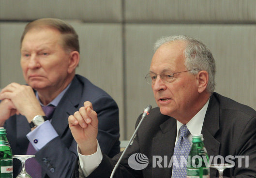 Специальный представитель действующего председателя ОБСЕ Вольфганг Ишингер (справа) и экс-президент Украины Леонид Кучма.