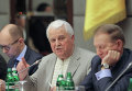 Назначенный Радой исполняющим обязанности премьер-министра Арсений Яценюк, экс-президенты Украины Леонид Кравчук и Леонид Кучма.