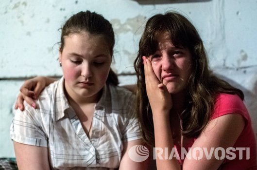 Плачущие школьницы после артобстрела в Славянске