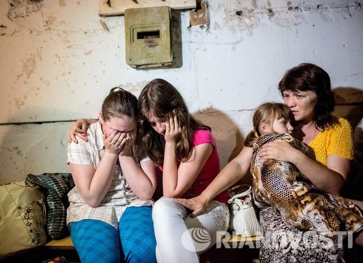 Школьники Славянска прячутся от артобстрела в подвале