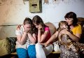 Школьники Славянска прячутся от артобстрела в подвале