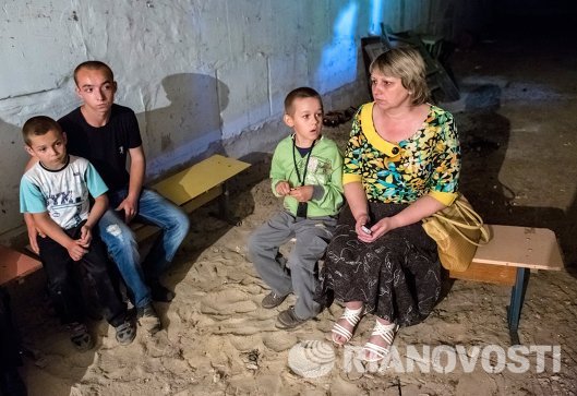 Родители с детьми укрылись в подвале школы от артобстрела