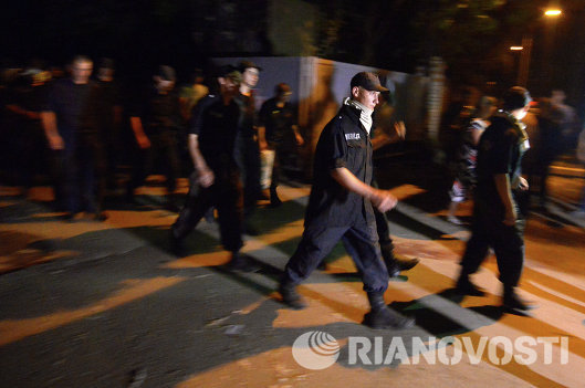 Солдаты-милиционеры покидают воинскую часть в Луганске