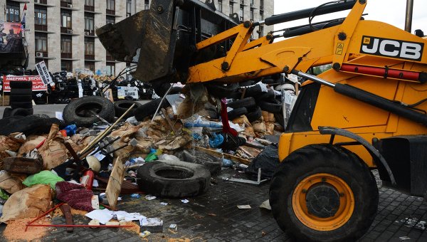 Техника убирает баррикады у здания ОГА в Донецке
