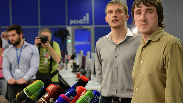 Репортеры LifeNews Олег Сидякин (слева) и Марат Сайченко