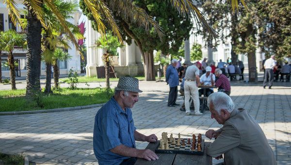 Пожилые люди играют в шахматы на одной из улиц Сухуми. Архивное фото