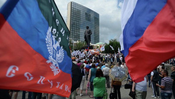 Участники митинга в поддержку ДНР