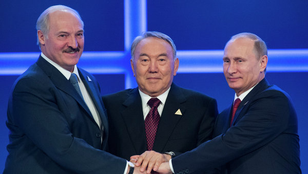 Владимир Путин,  Нурсултан Назарбаев и  Александр Лукашенко. Архивное фото