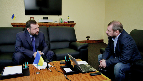 Сергей Арбузов (слева) дает интервью журналисту МИА Россия сегодня Захару Виноградову