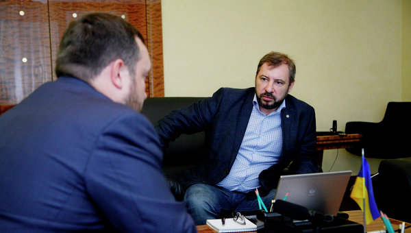 Сергей Арбузов (слева) дает интервью журналисту МИА Россия сегодня Захару Виноградову