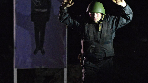 Солдат воинской части в Луганске идет с поднятыми руками