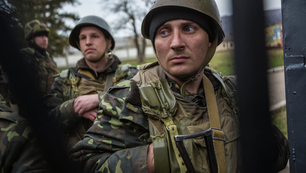 Украинские военные на военной базе возле Симферополя
