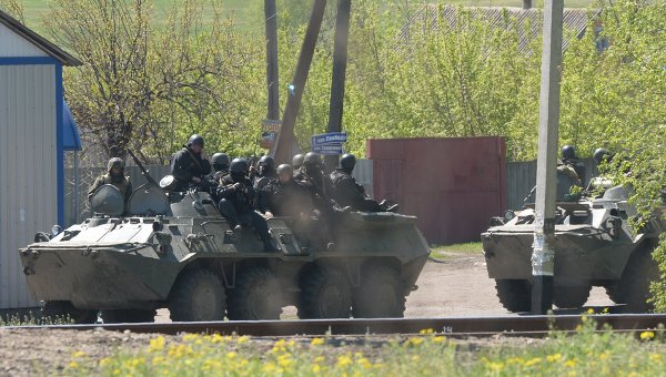 Украинские военнослужащие на БТР в окрестностях Славянска