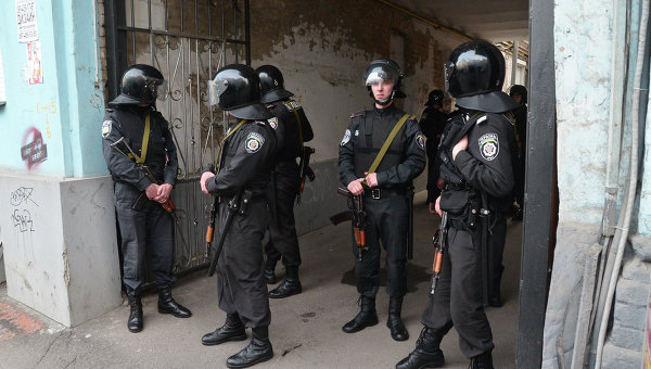 Правоохранители у офиса КПУ в Киеве