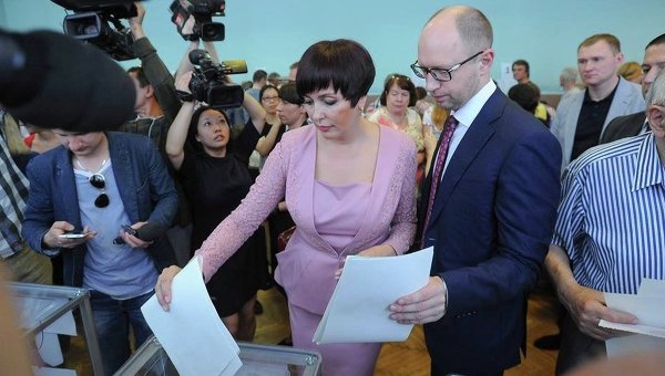 Арсений Яценюк голосует на выборах Украины 2014