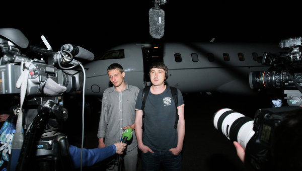 Самолет с освобожденными журналистами LifeNews прибыл в Грозный