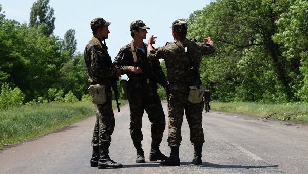 Военнослужащие ВС Украины возле блокпоста под Волновахой