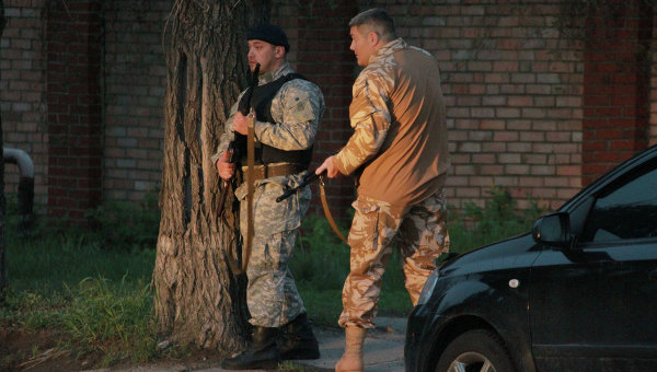 Бойцы сил самообороны сторонников федерализации в Луганске. Архивное фото