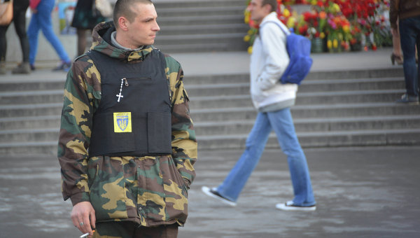 Боец самообороны смотрит за порядком в центре города.