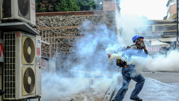 Столкновения демонстрантов с полицией в Турции. Архивное фото