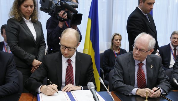 Украина и ЕС подписали политчасть ассоциации. Арсений Яценюк и Херман Ван Ромпей