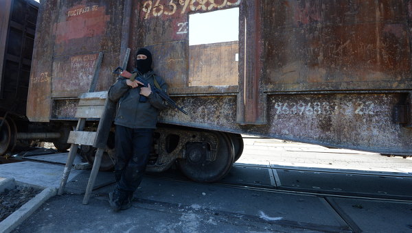 Боец самообороны Славянска на блокпосту в районе села Андреевки.