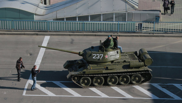 Танк Т-34 в Луганске