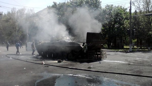 БМП горит в центре Мариуполя, 10 мая 2014