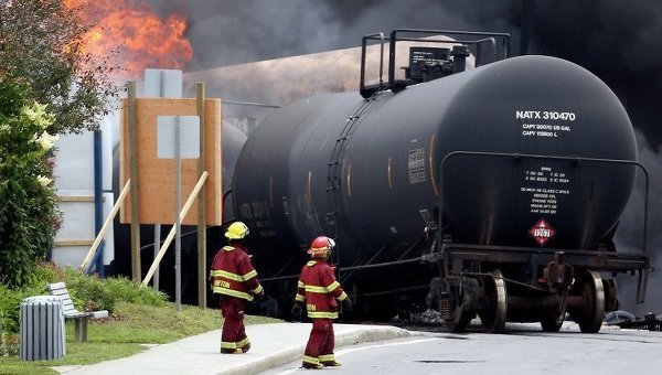 Крушение товарного поезда в Канаде
