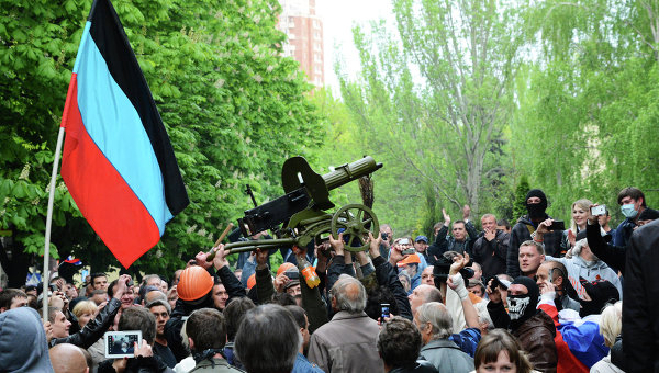 Сторонники федерализации взяли под контроль здание СБУ в Донецке.