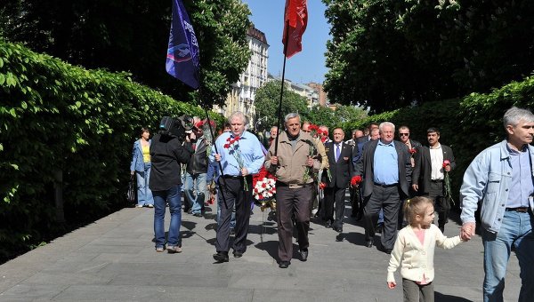Торжественная церемония возложения цветов к памятнику Славы в КиевеМ