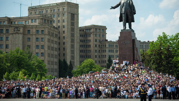 Горожане смотрят Парад в День Победы на площади Свободы в Харькове