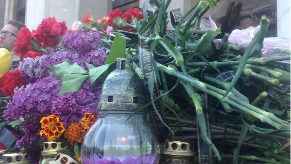 Одесситы возлагают цветы в память о погибших