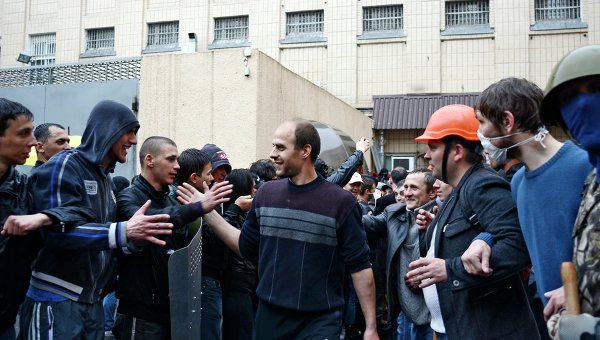 Митингующие требуют освободить задержанных после столкновений в Одессе