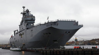 Французский военный корабль-вертолетоносец класса Мистраль в Санкт-Петербурге. Архивное фото