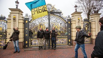 Люди в резиденции Виктора Януковича Межигорье