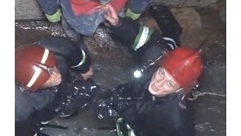 Спасатели ищут тело мальчика, упавшего в канализацию во Львове