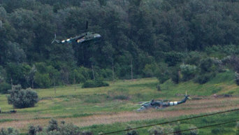 Поврежденный в ходе боя вертолет ВВС Украины (справа). Архивное фото