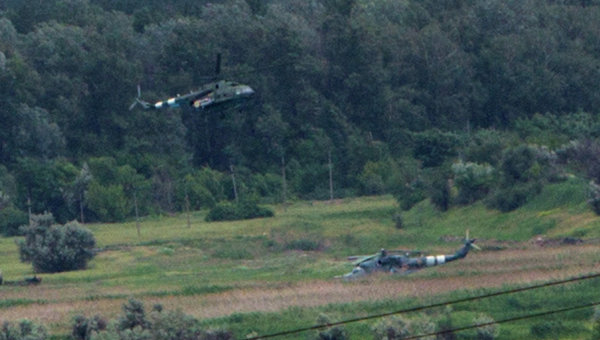 Поврежденный в ходе боя вертолет ВВС Украины (справа). Архивное фото