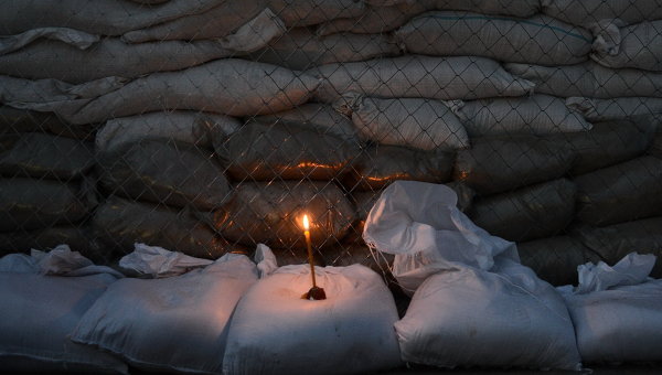 Свеча на фоне баррикады в Славянске