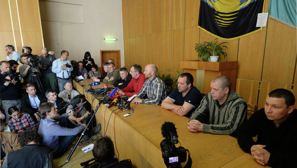 Пресс-конференция задержанных ополченцами в украинском Славянске офицеров из стран ОБСЕ