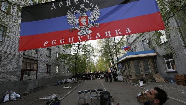 Флаг Донецкой народной республики. Архивное фото